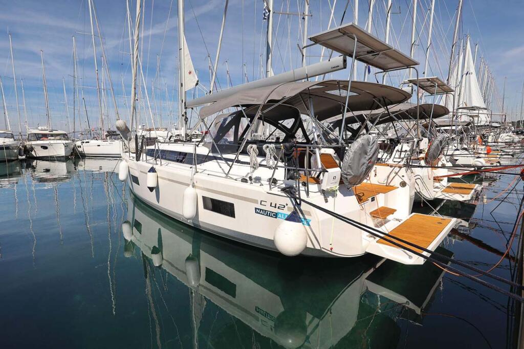 Sailing yacht 
