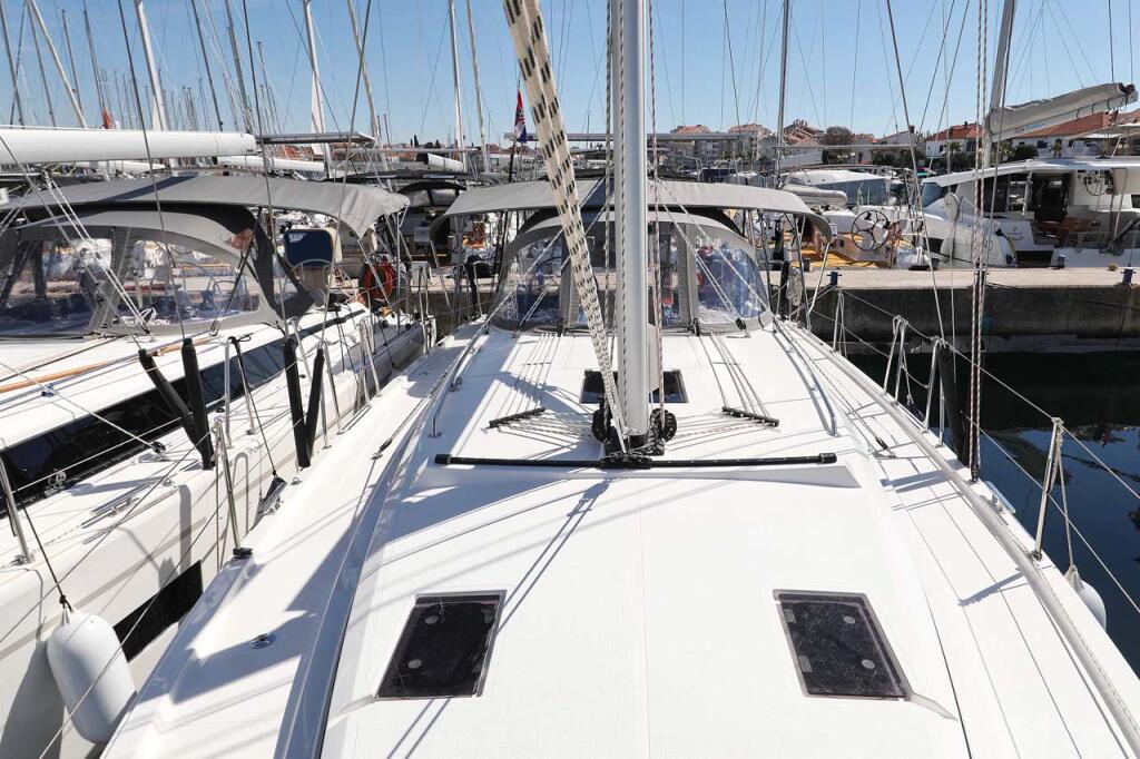 Sailing yacht 