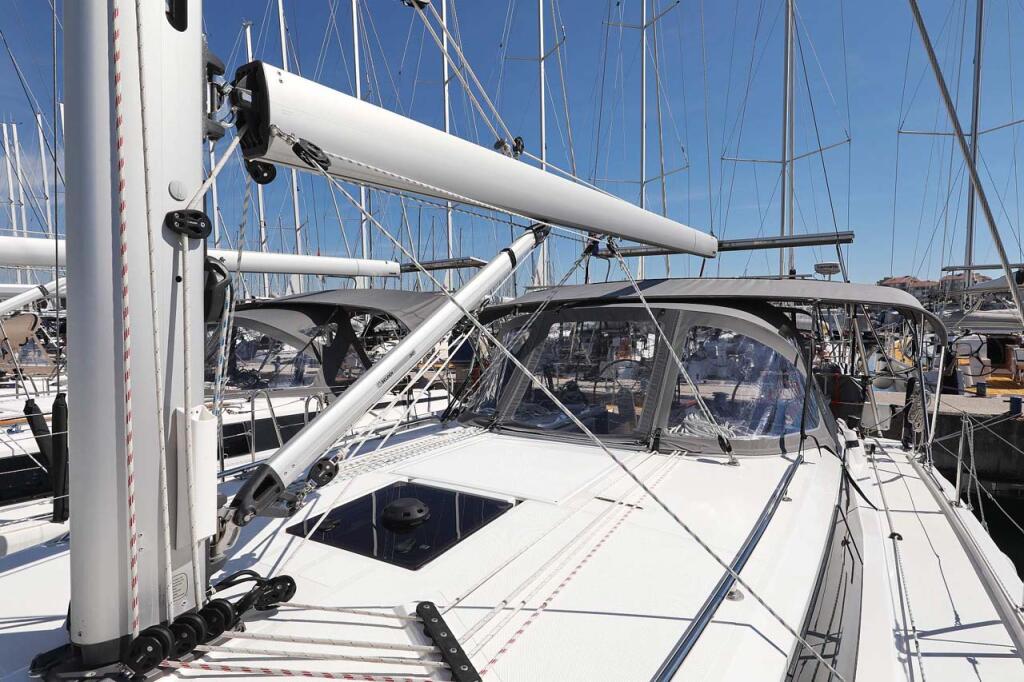 Sailing yacht 