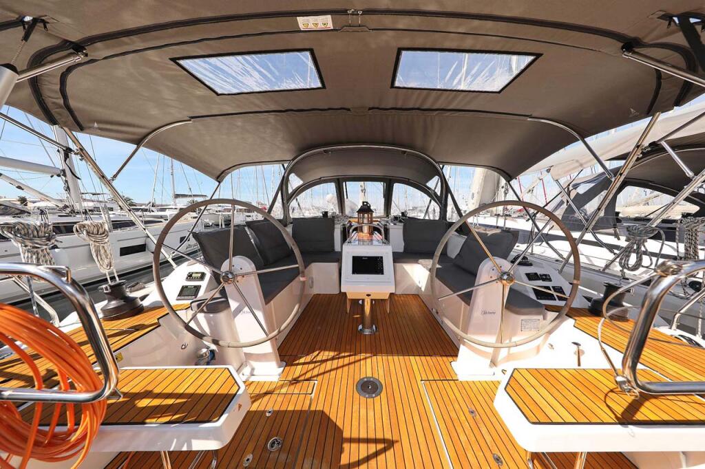 Sailing yacht 