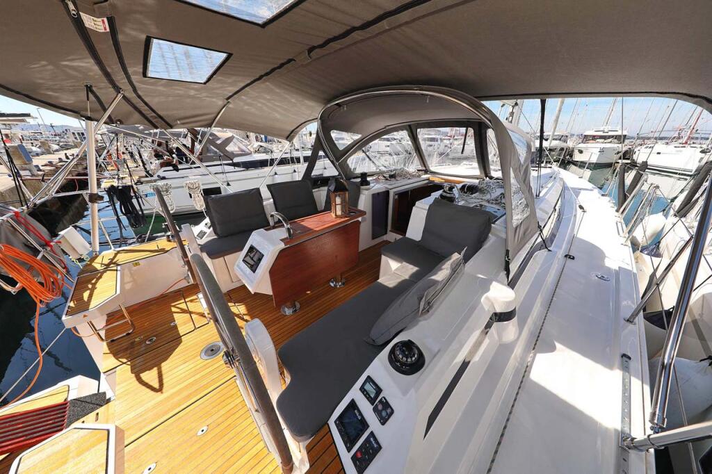 Sailing yacht 