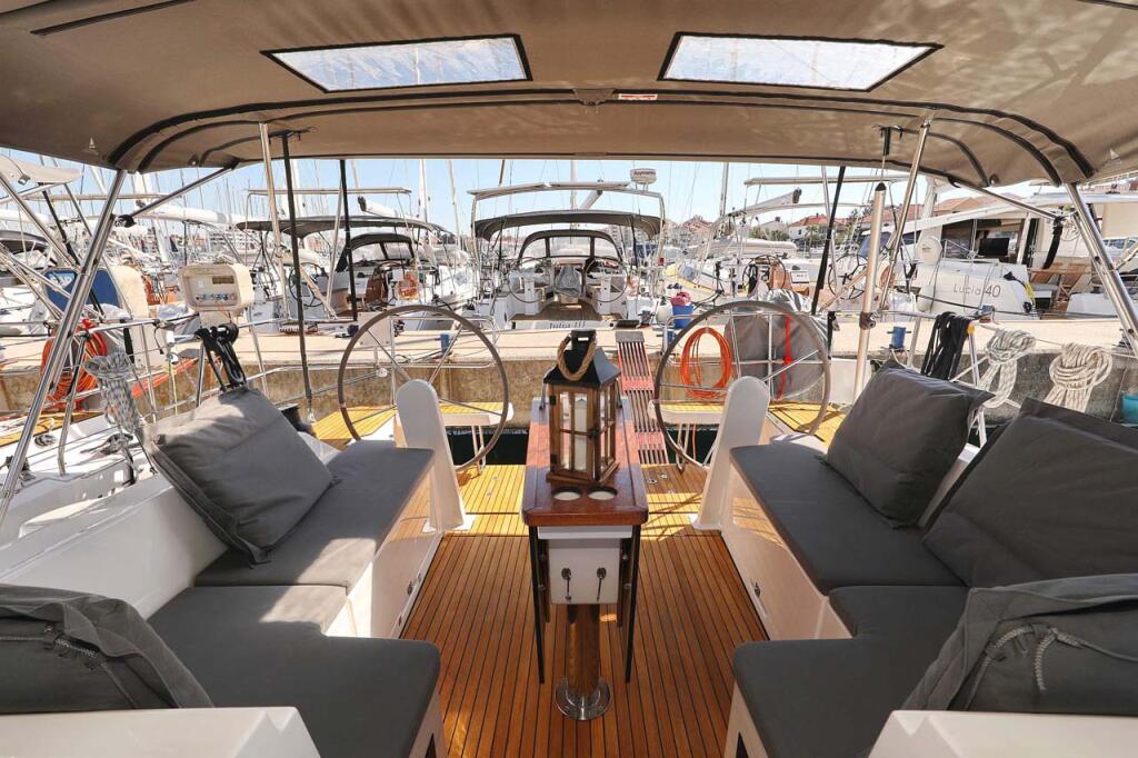 Sailing yacht 
