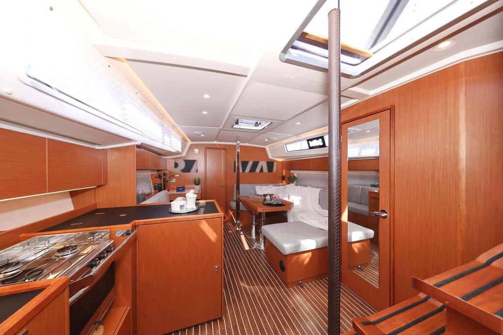 Sailing yacht 