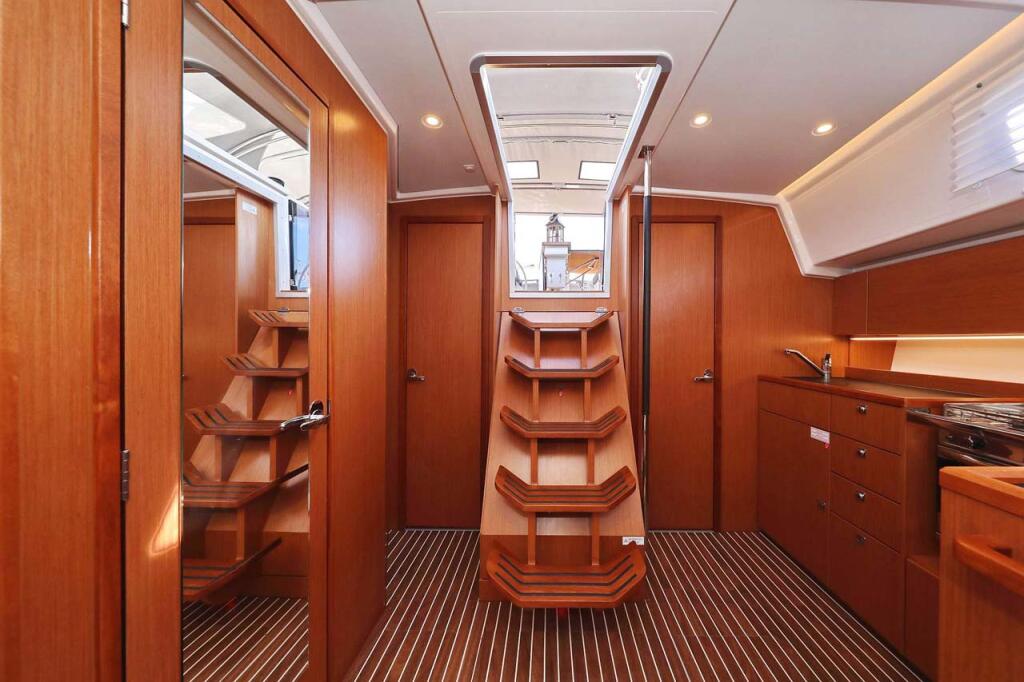 Sailing yacht 