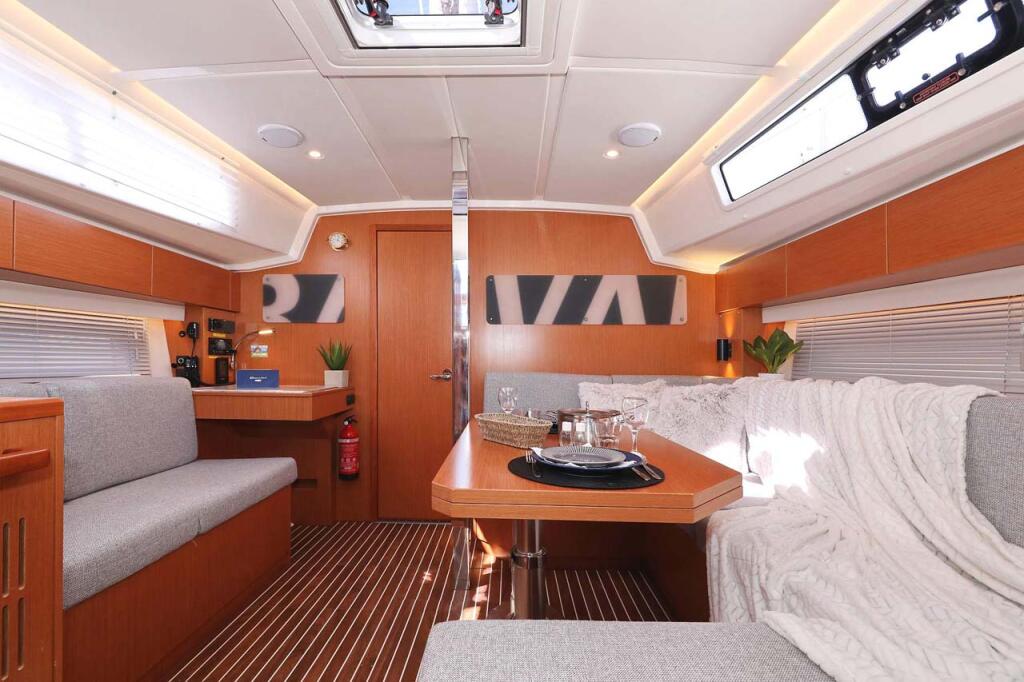 Sailing yacht 