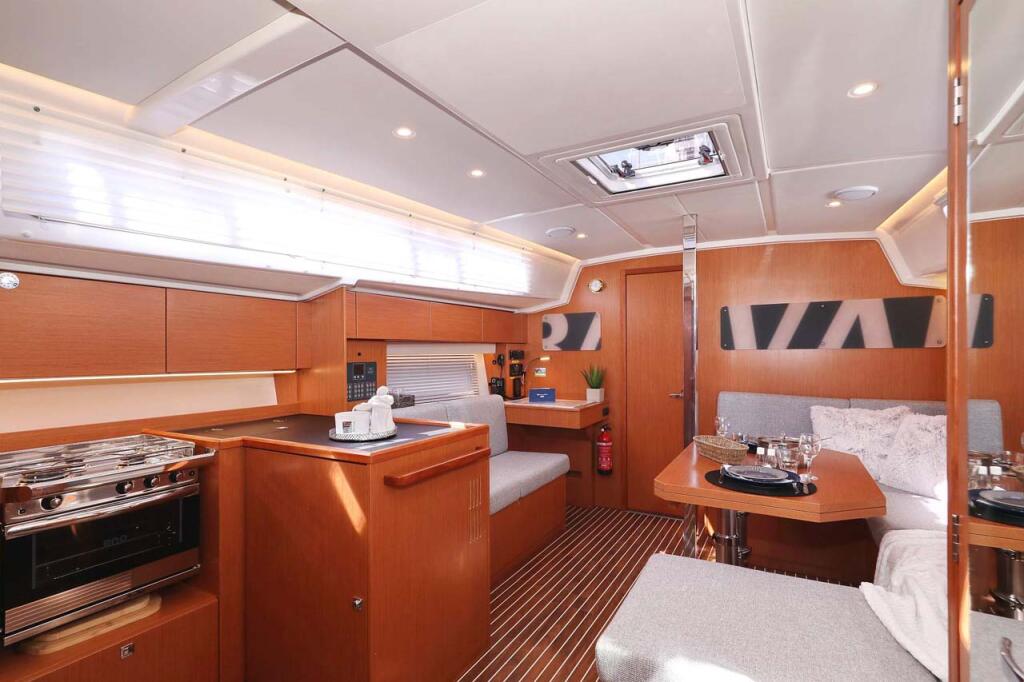 Sailing yacht 