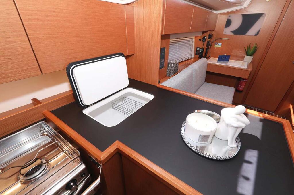 Sailing yacht 