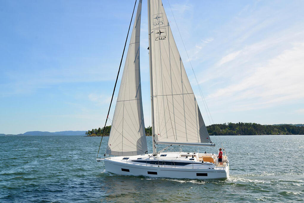 Sailing yacht 