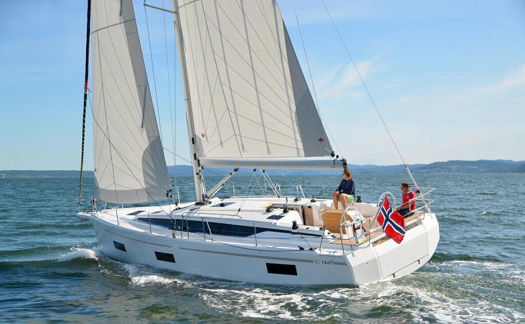 Sailing yacht 