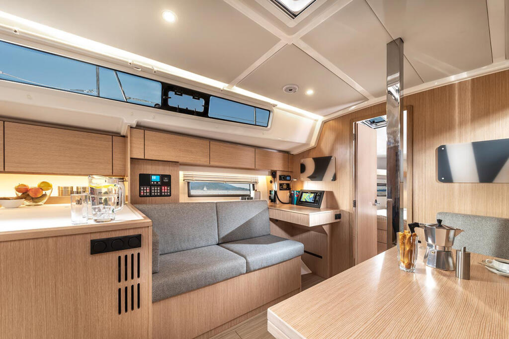 Sailing yacht 