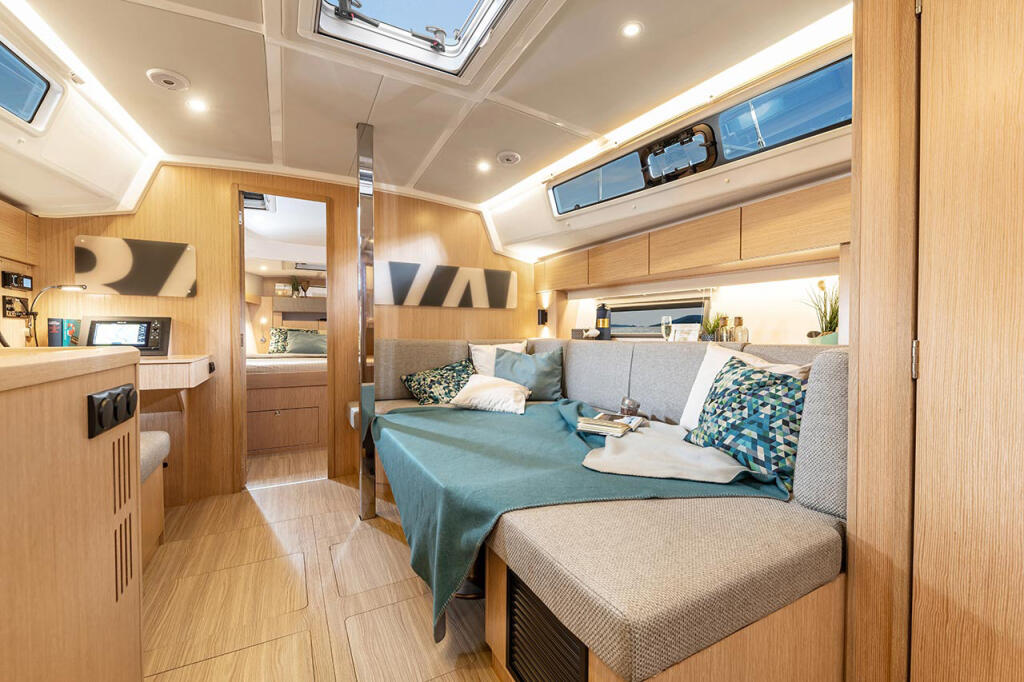 Sailing yacht 