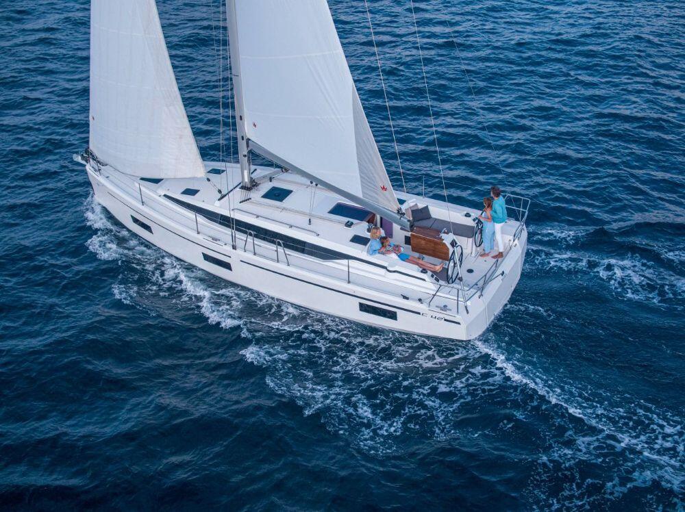Sailing yacht 