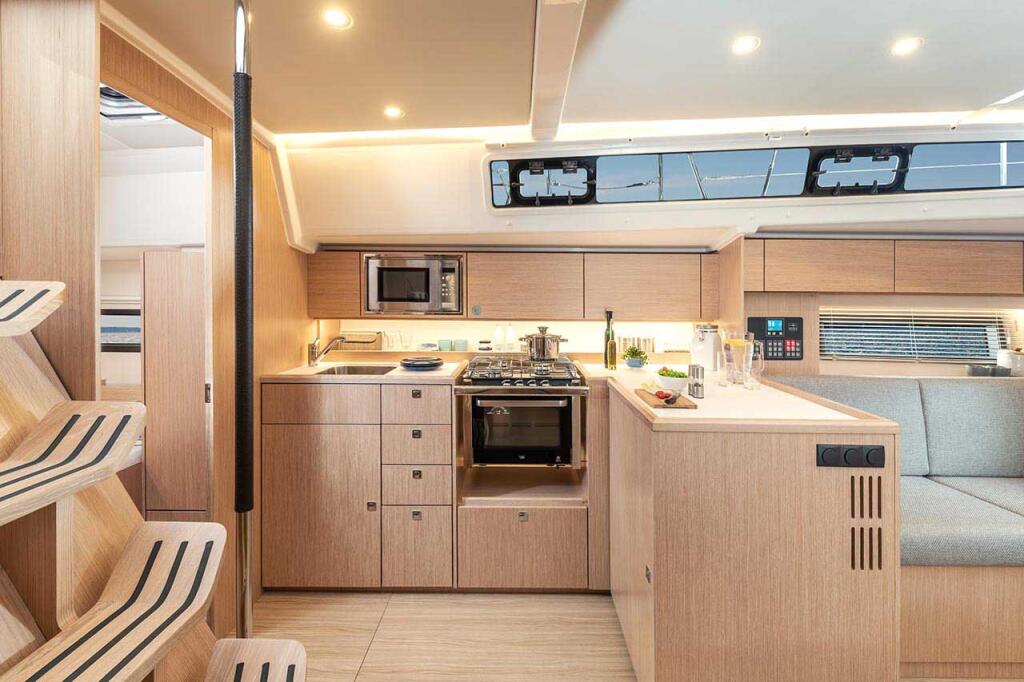Sailing yacht 