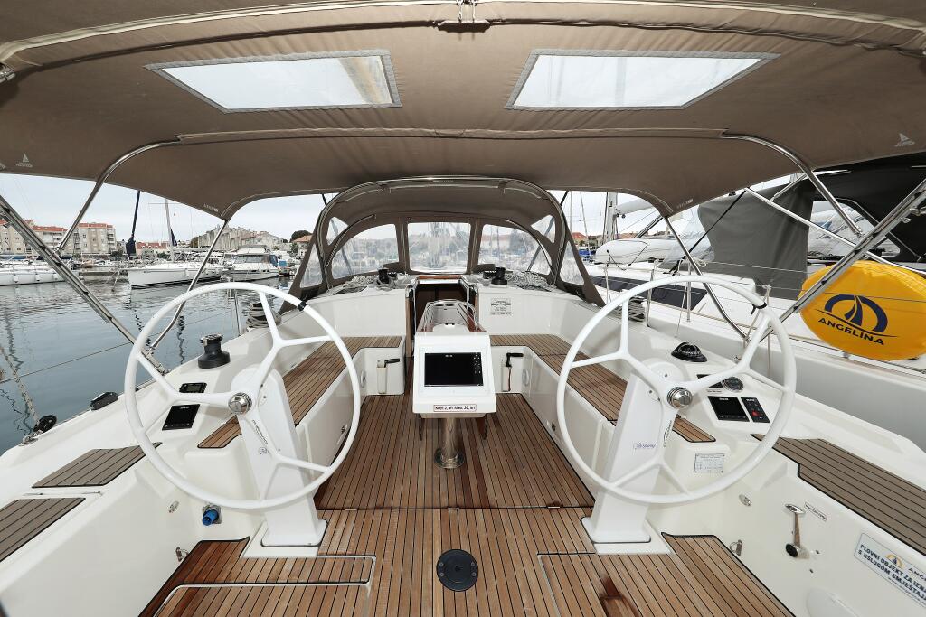 Sailing yacht 