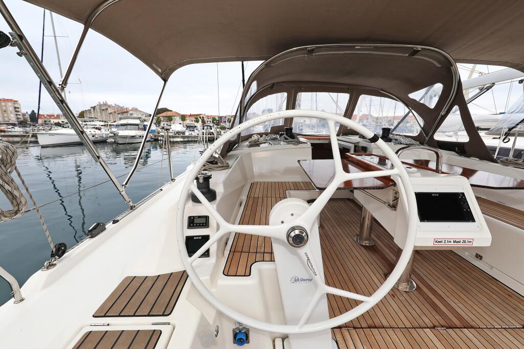 Sailing yacht 