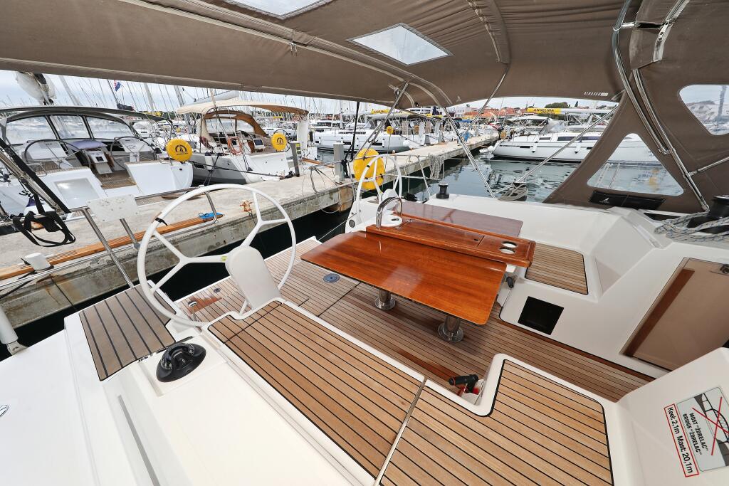 Sailing yacht 