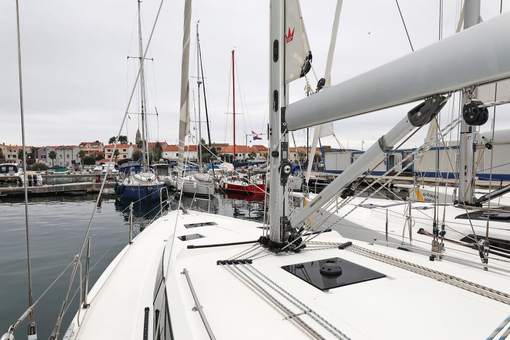 Sailing yacht 