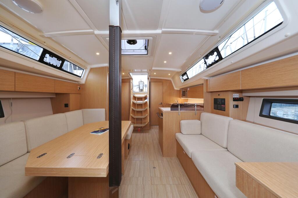 Sailing yacht 