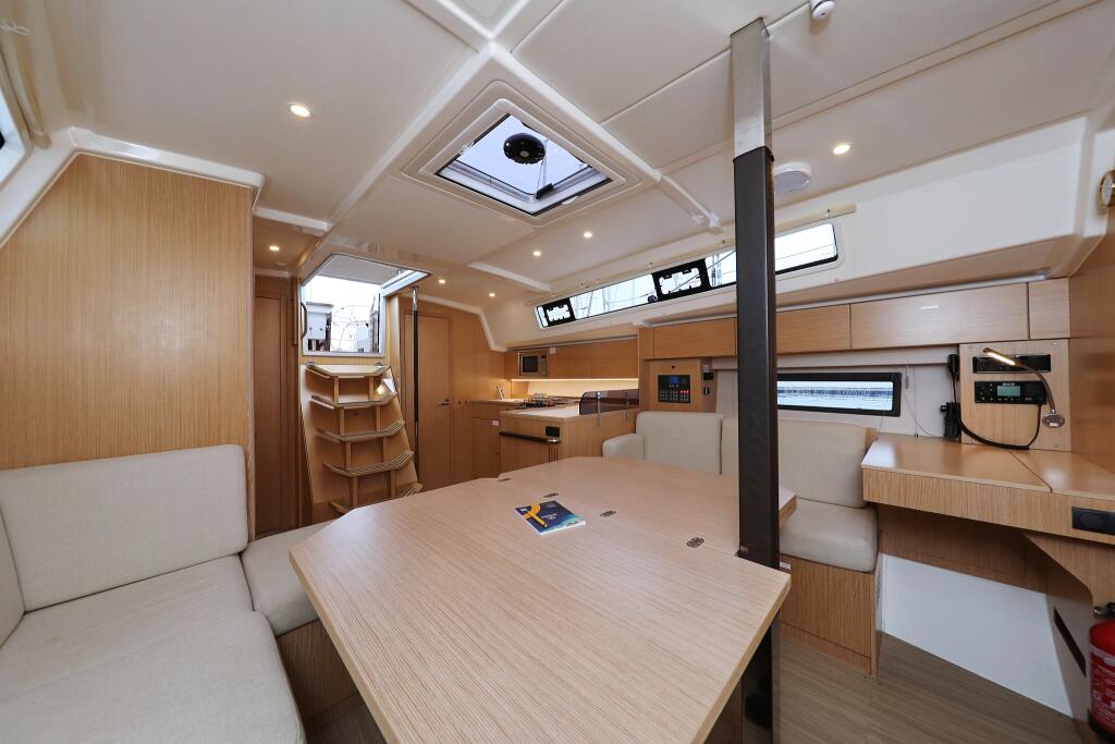 Sailing yacht 