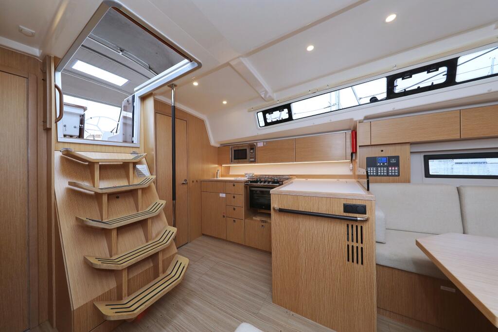 Sailing yacht 