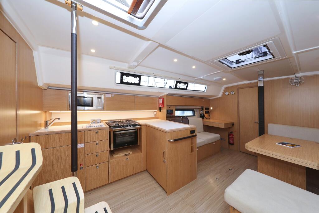 Sailing yacht 