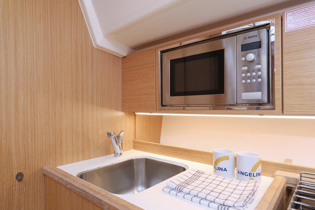 Sailing yacht 