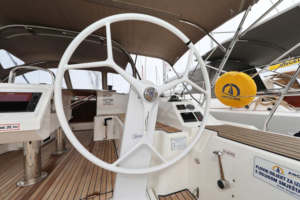Sailing yacht 