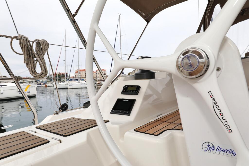 Sailing yacht 