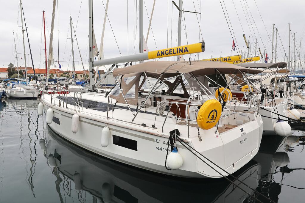 Sailing yacht 
