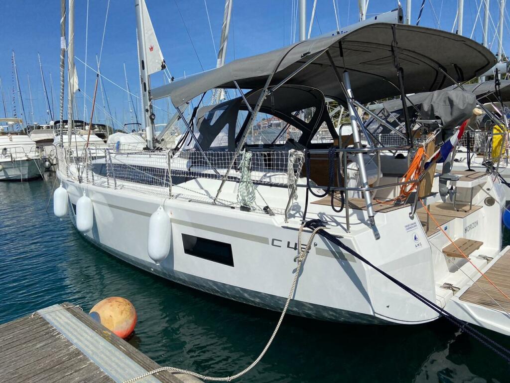 Sailing yacht 