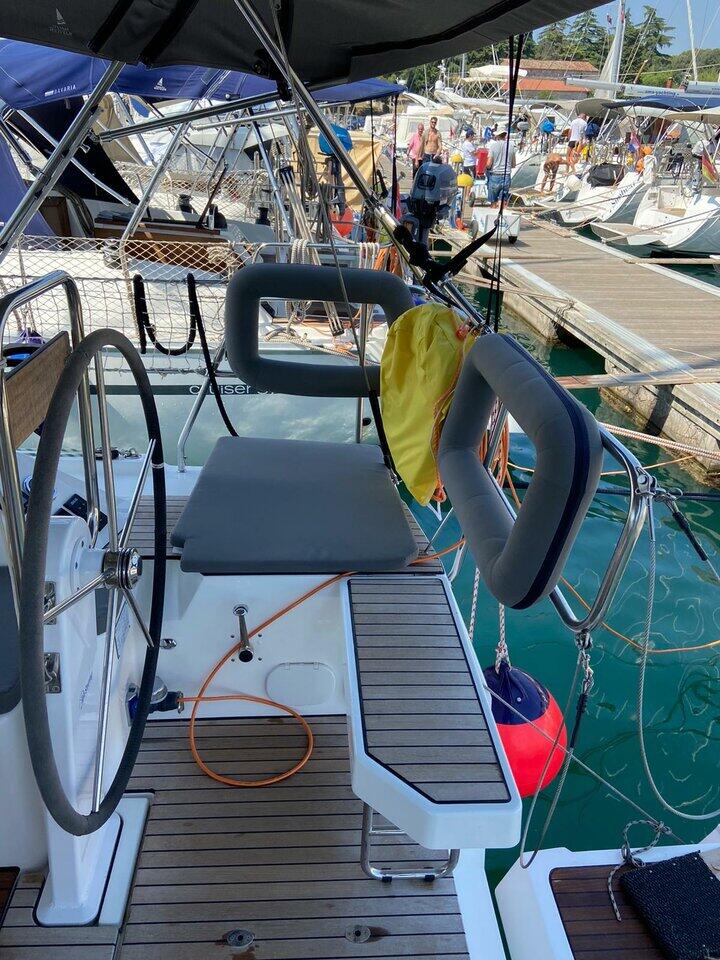 Sailing yacht 