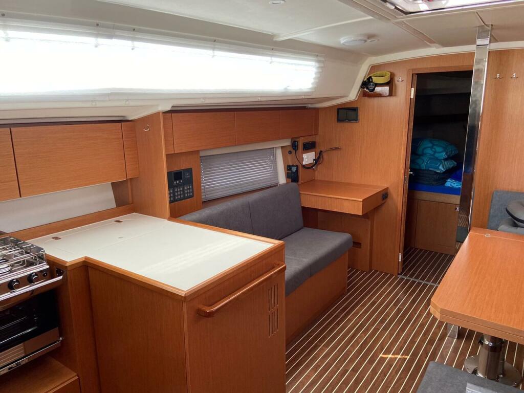 Sailing yacht 