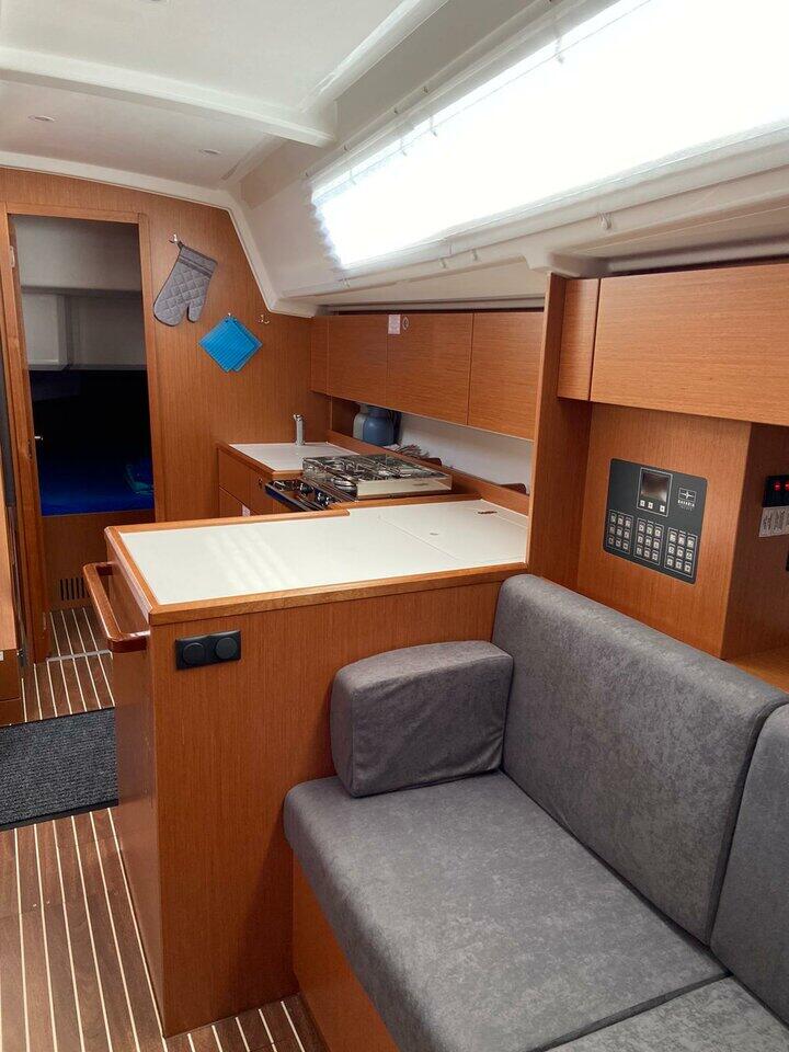 Sailing yacht 