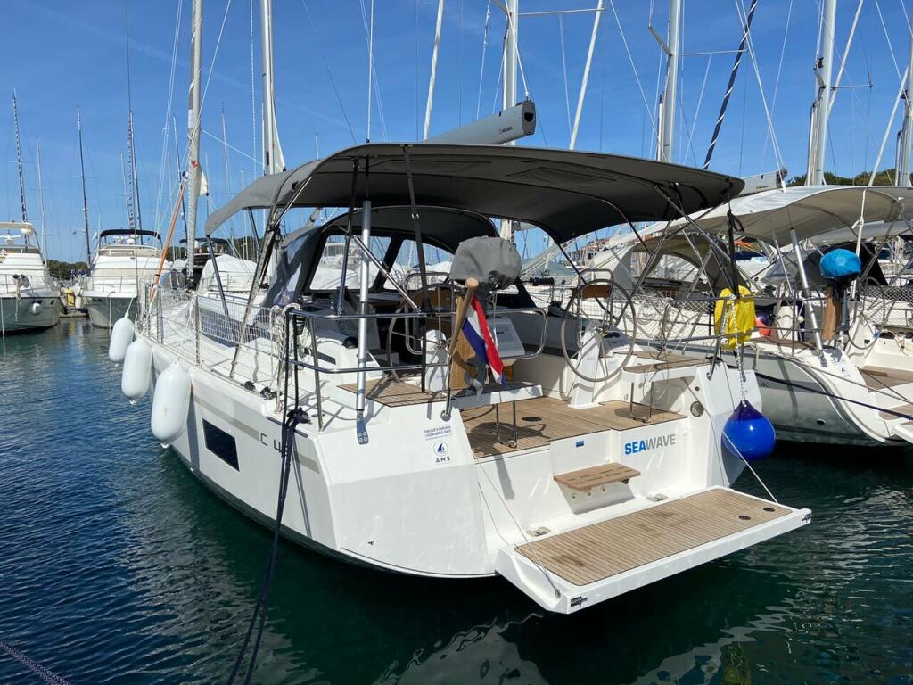 Sailing yacht 
