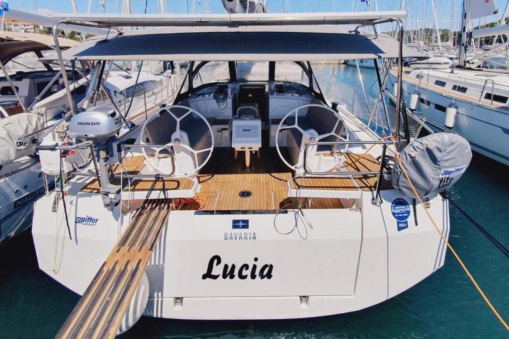 Sailing yacht 