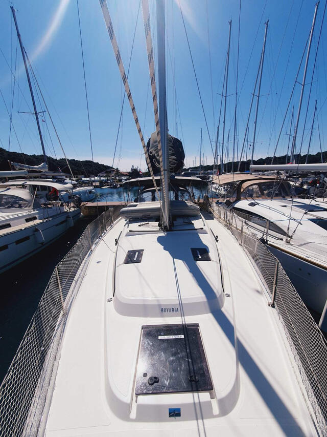 Sailing yacht 