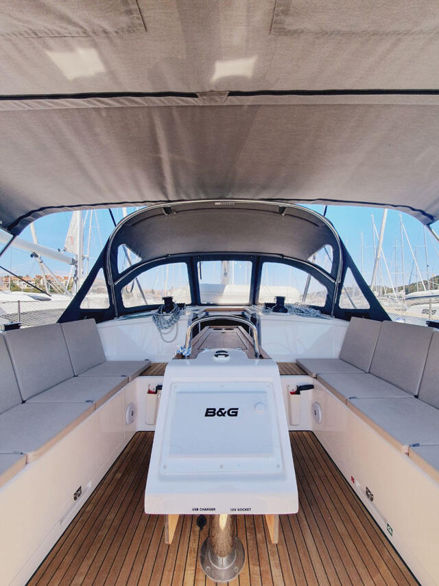 Sailing yacht 