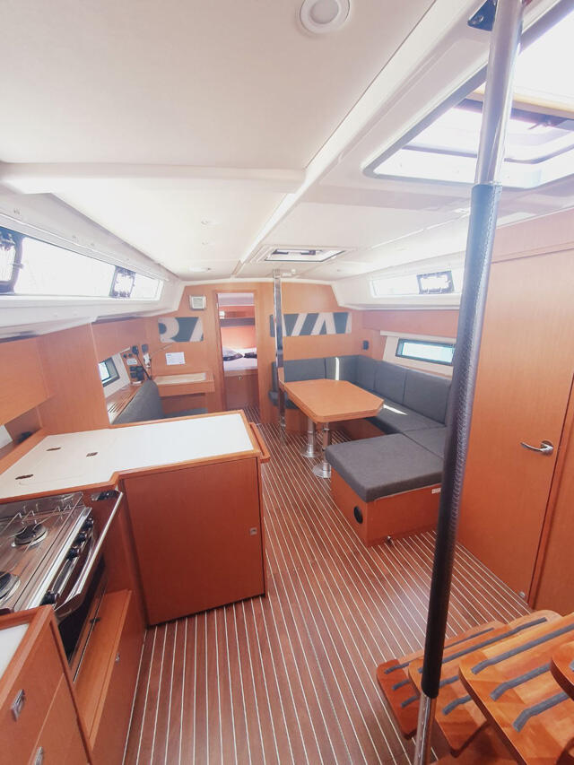 Sailing yacht 