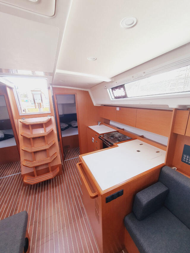 Sailing yacht 