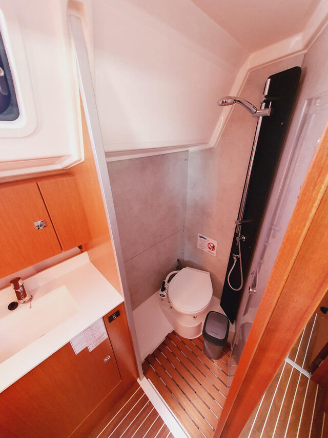 Sailing yacht 