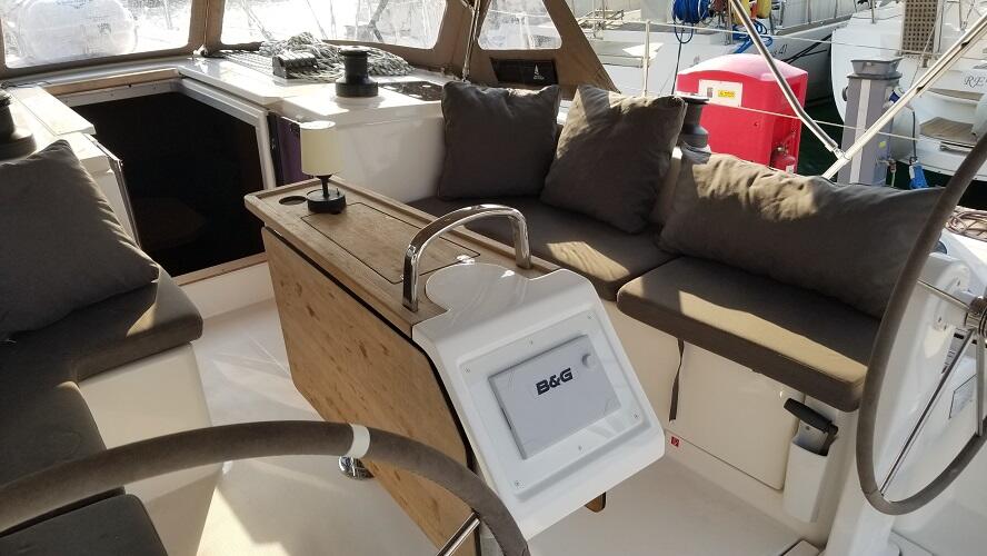 Sailing yacht 