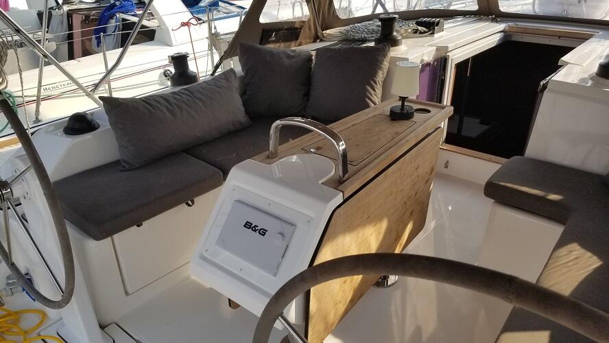 Sailing yacht 