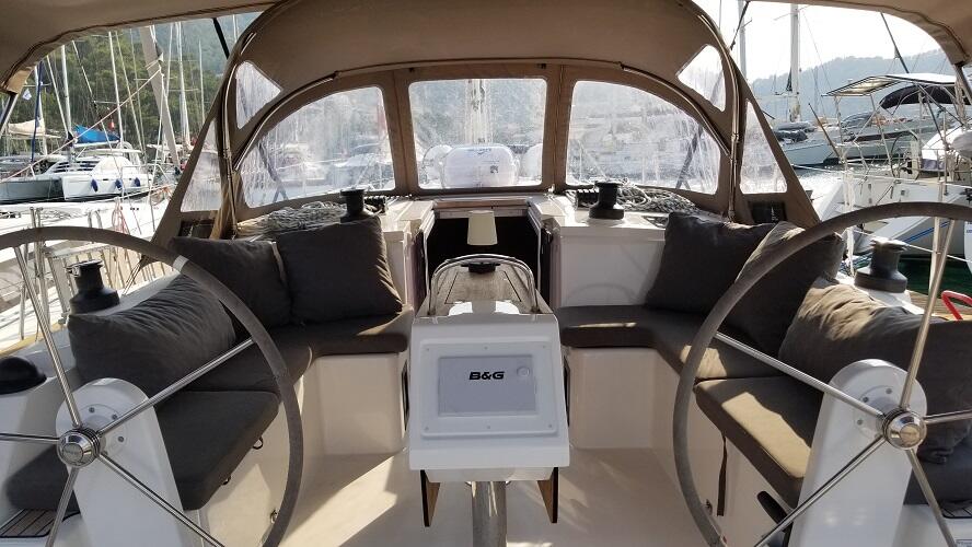 Sailing yacht 