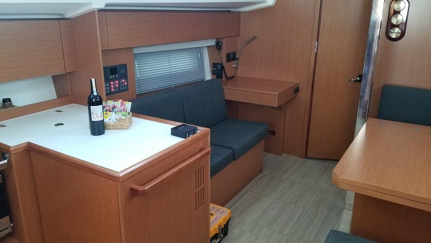 Sailing yacht 