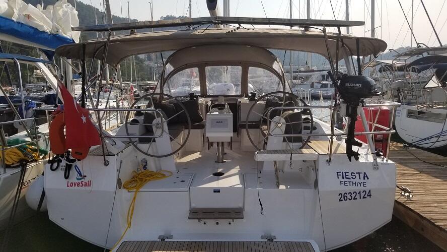 Sailing yacht 