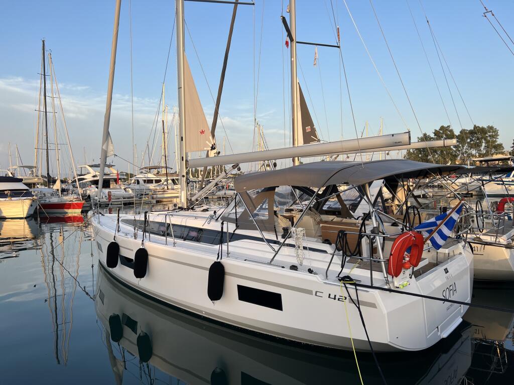 Sailing yacht 
