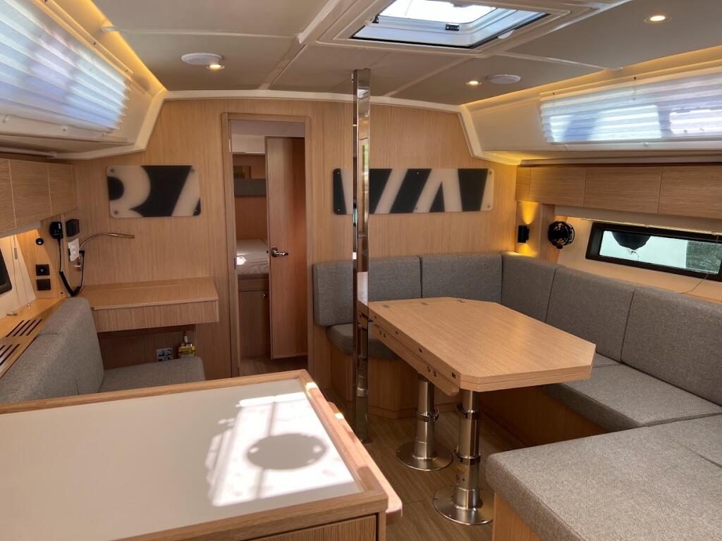 Sailing yacht 