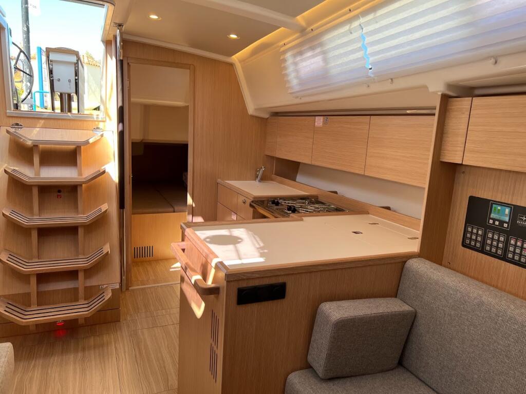 Sailing yacht 