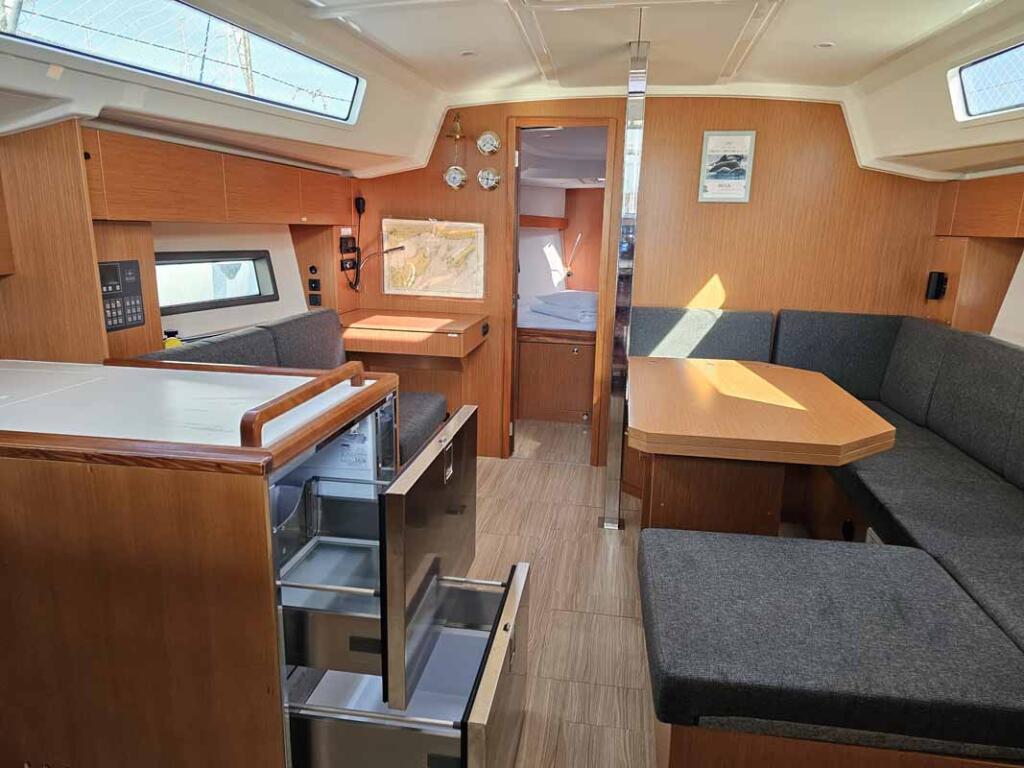 Sailing yacht 