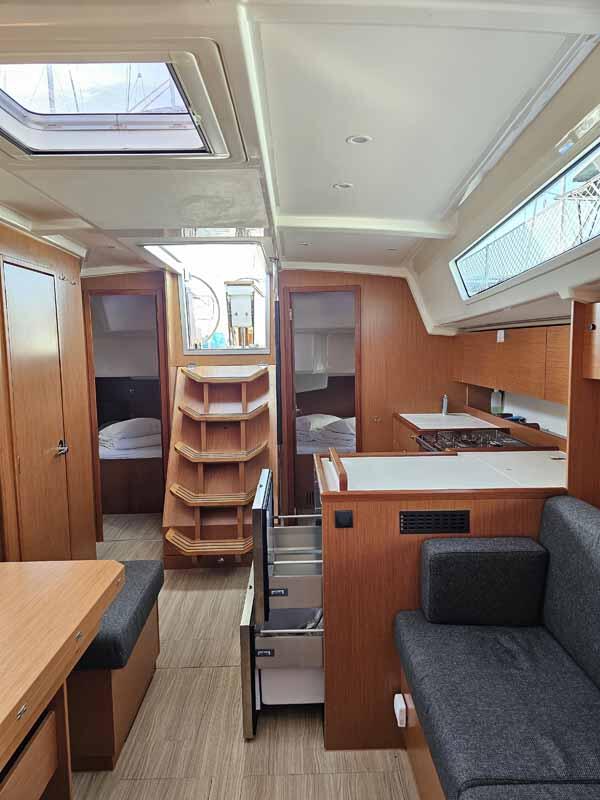 Sailing yacht 